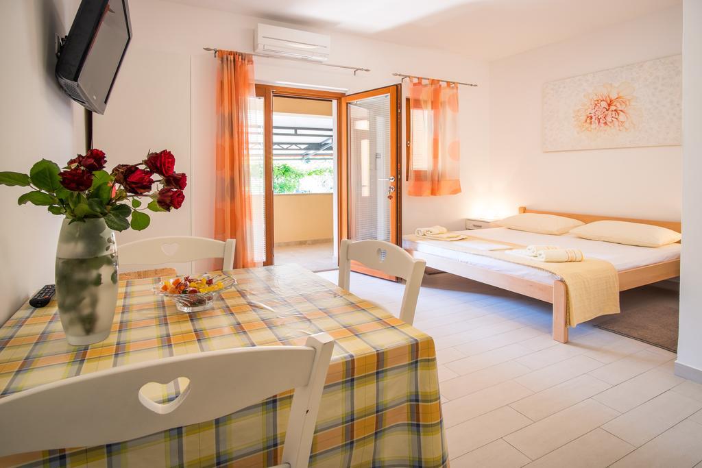 Apartments Iva Krk Town Exterior photo