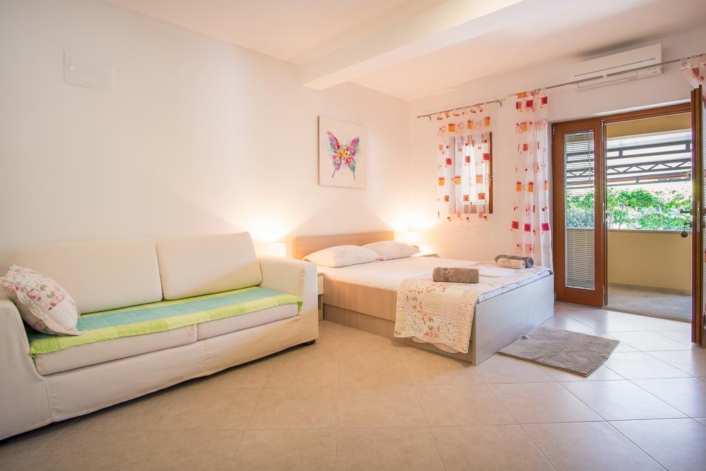 Apartments Iva Krk Town Exterior photo